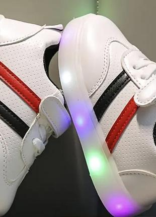 Мега стильные белые кроссовки с яркой led-подсветкой.удобные липучки, крутой дизайн с красно-черными полосами.