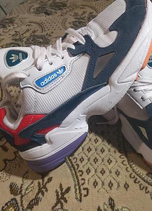 Женские брендовые кроссовки adidas.