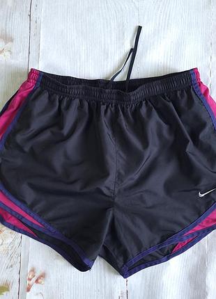 Спортивные шорты nike размер указан m.