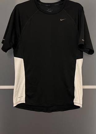 Чорна чоловіча спортивна футболка nike з технологією dri-fit та білими бічними вставками