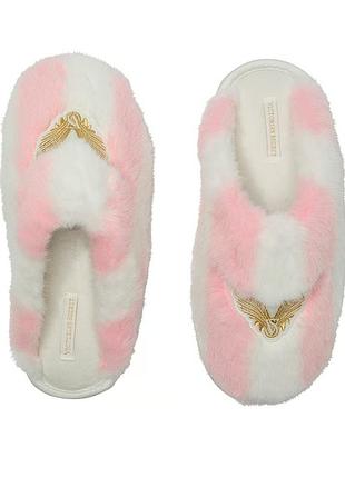 Тапки капці рожева смужка з крилами closed-toe faux fur slippers від victoria's secret