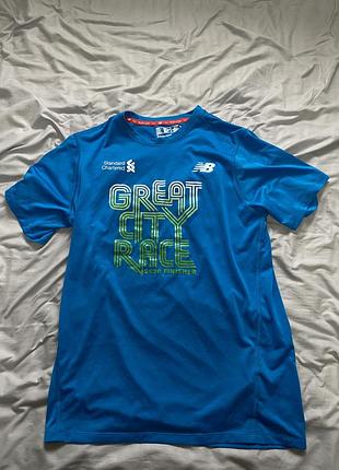 Це синя чоловіча футболка new balance з принтом great city race 2020 finisher.