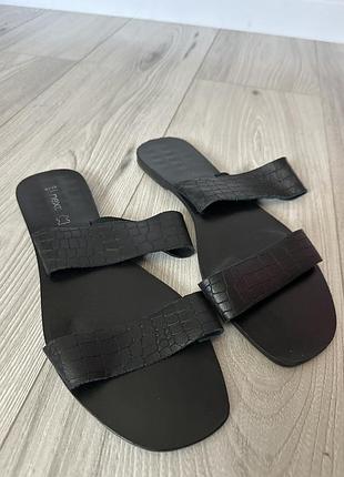 Шкіряні шльопанці