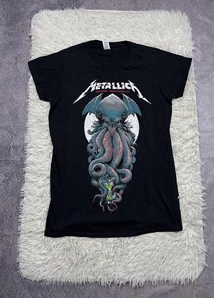 Чорна вінтажна котонова жіноча футболка з принтом metallica