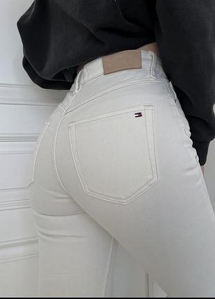 Білі прямі джинси tommy hilfiger