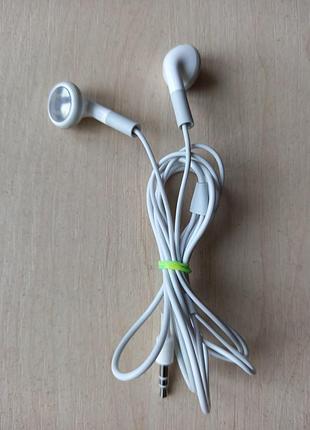 Проводные наушники apple earpods.