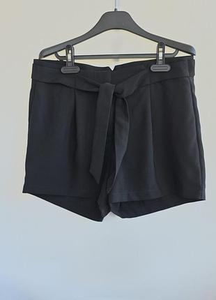 Жіночі чорні шорти vero moda з поясом висока посадка розмір m 46 шорти з бантом зборочками висока талія на зав'язках вільні шорти в офіс офіс офісні