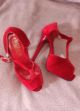 Красные босоножки бренда suzana (полная надпись на стельке: suzana shoes paris) на высоком каблуке. 34 размер