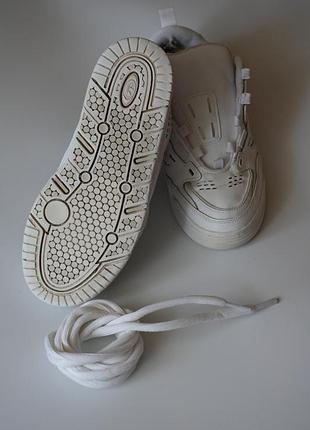 Білі кросівки adidas