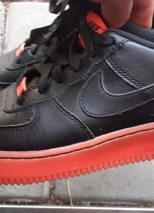 Подростковые,женские  культовые кожанные кроссовки nike air force 1 premium gs black hot lava eu 38,5.ст 25см.б/у.хорошее состояние.