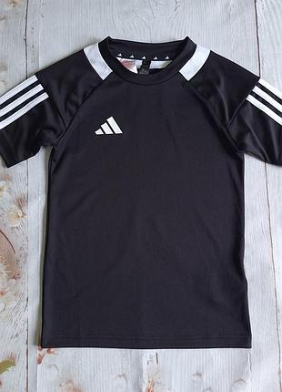 Спортивна футболка adidas вказано 7-8 років.