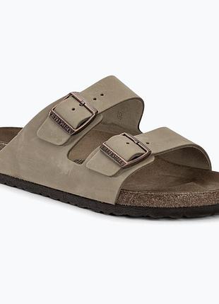 Культові шльопанці birkenstock arizona, виконані у фірмовому кольорі tobacco brown