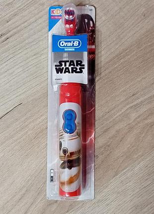 Детская электрическая зубная щетка oral-b kids star wars с изображением астродроида - bb-8