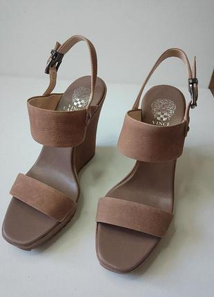 Кожаные женские босоножки vince camuto на высокой танкетке натуральная кожа 40 размер, 26.5 потолка, танкетка 3.5, каблук 14 см
