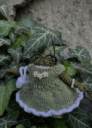 В’язана жабка в ніжній зеленій сукні з ромашками та окулярами