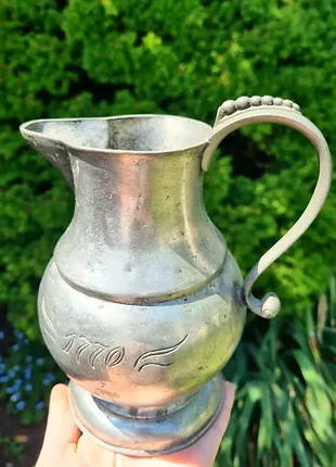 Старовинний глечик, глечик, ваза для квітів.