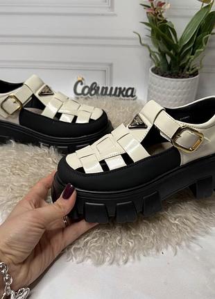 Стильні босоніжки, туфлі