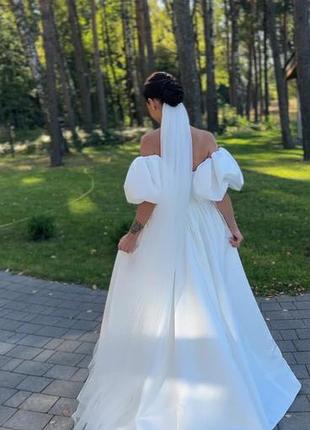 Весільна розкішна сукня .  гарний розріз , шлейф, рукави одягаються окремо . колір айворі. додаткові фото та відео в приват. сукня після хімчистки