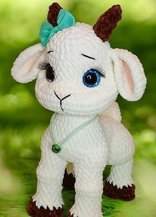 Мягкая игрушка козья связан крючком из качественной плюшевой пряжи