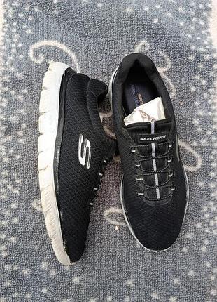 Легковесно кроссовки skechers
