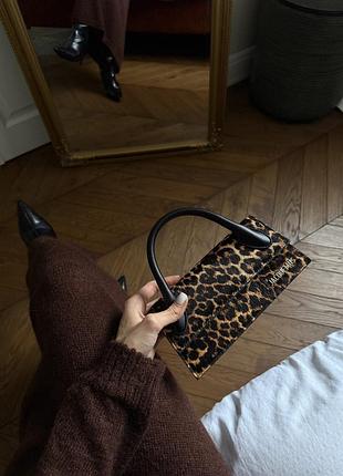 Jacquemus le chiquito long leopard calf hair top-handle bag 22 х 11 х 6