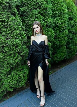 Чорна довга атласна сукня зі шлейфом