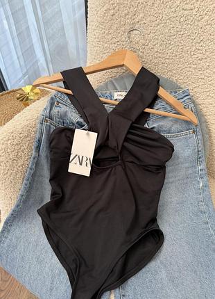Стильне чорне боді з переплетом zara, s