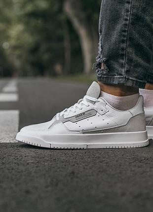 Adidas brand with the 3 stripes
“white\grey”