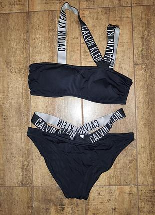 Жіночий купальник бренду calvin klein.