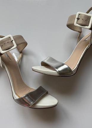 Босоножки от бренда guess