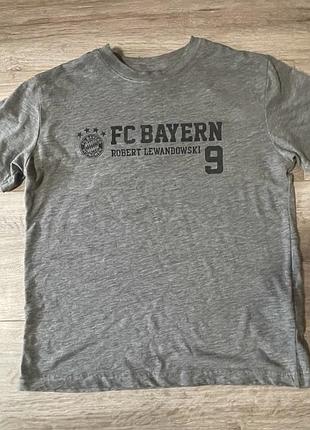 Сіра футболка fc bayern munich із зображенням роберта левандовського.