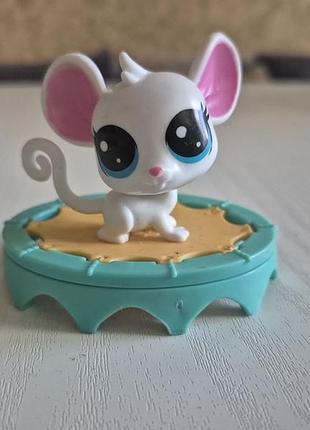 Фигурка - белая мышка из коллекции littlest pet shop от производителя hasbro