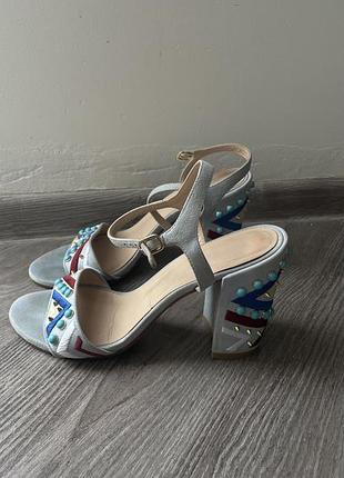 Stuart weitzman limited edition: босоніжки з вишивкою та бірюзою 39 розмір
