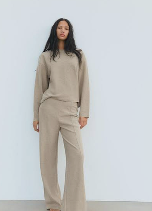 Бежевый трикотажный брюки от zara прямого кроя с высокой посадкой.