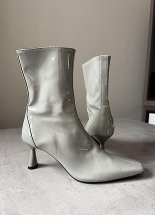 Сірі лаковані чоботи zara в чудовому стані