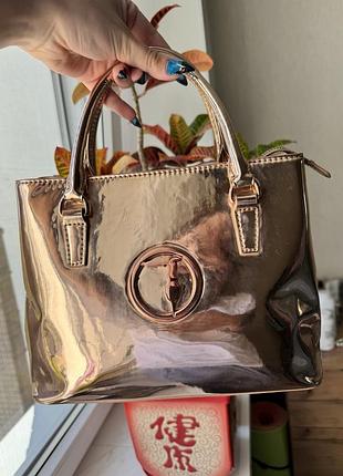 Оригінальна сумка trussardi у бронзовому кольорі.