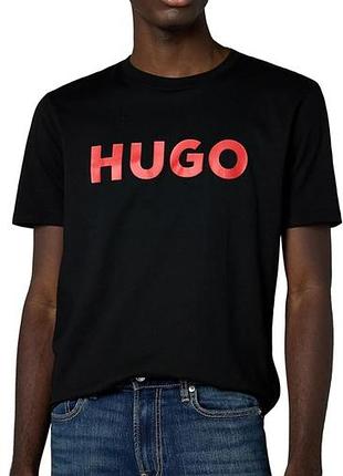 Чоловіча чорна футболка hugo з червоним лого