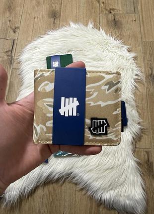Гаманець undefeated | компактний нейлоновий гаманець 11×9 см у стильному streetwear дизайні бежевий із візерунками
