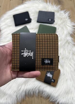 Гаманець stüssy | компактний нейлоновий гаманець стуссі 11×9 см у стильному streetwear дизайні бежевий у клітинку