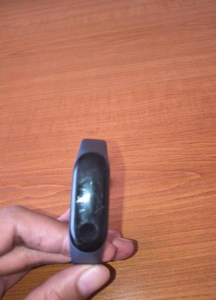 Продам mi band 3 и mi band 2 без зарядных устройств + сменный ремешок к mi band 3 в подарок.