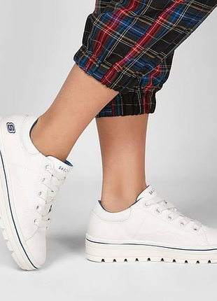 Белые женские кеды – это модель skechers street cleat.