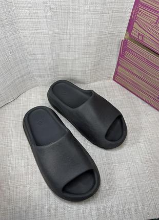 Оригінальні шльопанці adidas yeezy
