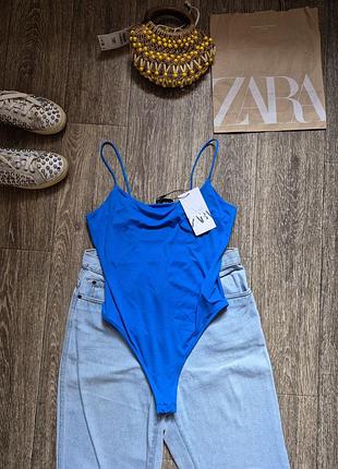 Синє боді жіноче від бренду zara з тонкими бретелями та прямим вирізом майка жіноча