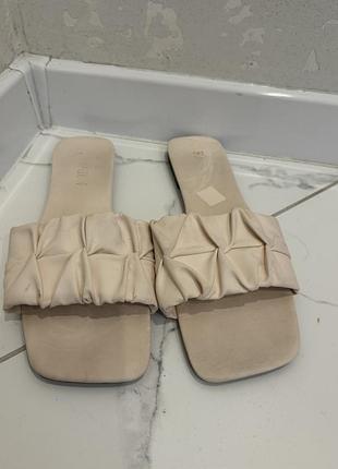 Бежеві шкіряні шльопанці з драпіруванням та квадратним носком. розмір 43. довжина устілки - 27 см