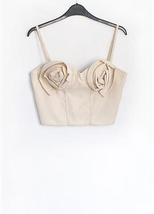 Нереально красивый топ с объемными розами prettylittlething