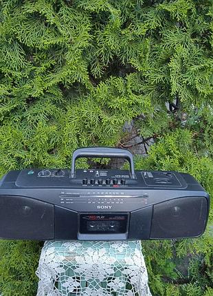 Радио sony cfs -2045 .радио в отличном рабочем состоянии, кассета издает звикк но не крутится
