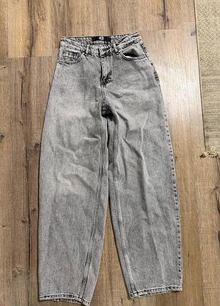 Джинси порвані ззаду( сірий колір) baggy (34-36розмір)
