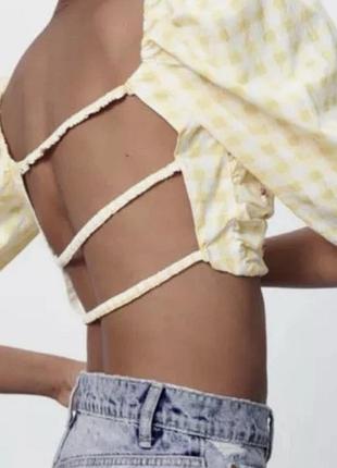 Это укороченный топ zara в желто-белую клетку gingham с пышными рукавами и вышивкой.