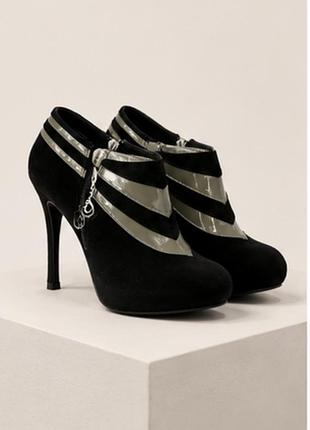 Ошатні дуже красиві туфлі ботільони від дорогого боенду strutt couture