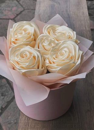 Коробочка з бежевими трояндами 🤩 5 шт